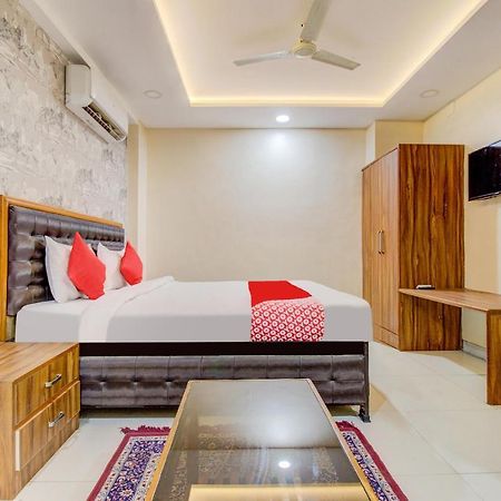 Oyo 81625 Hotel Radhika Manmad Экстерьер фото