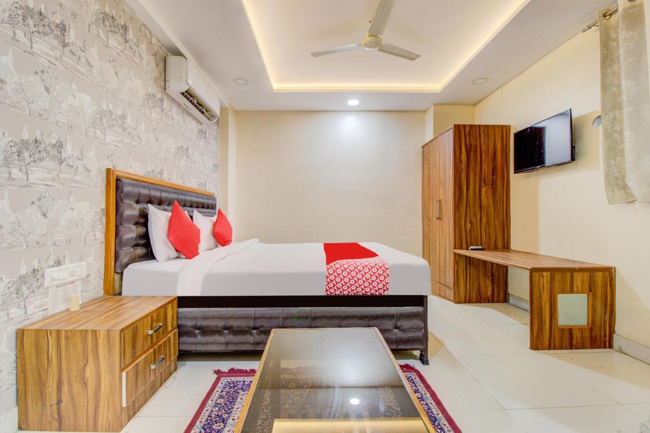 Oyo 81625 Hotel Radhika Manmad Экстерьер фото