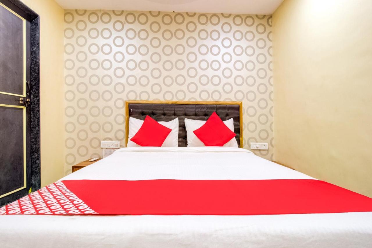 Oyo 81625 Hotel Radhika Manmad Экстерьер фото