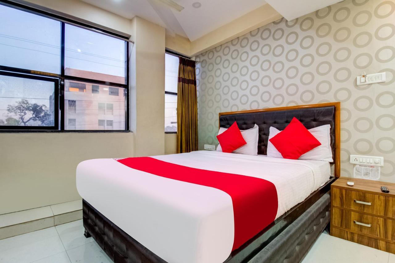 Oyo 81625 Hotel Radhika Manmad Экстерьер фото