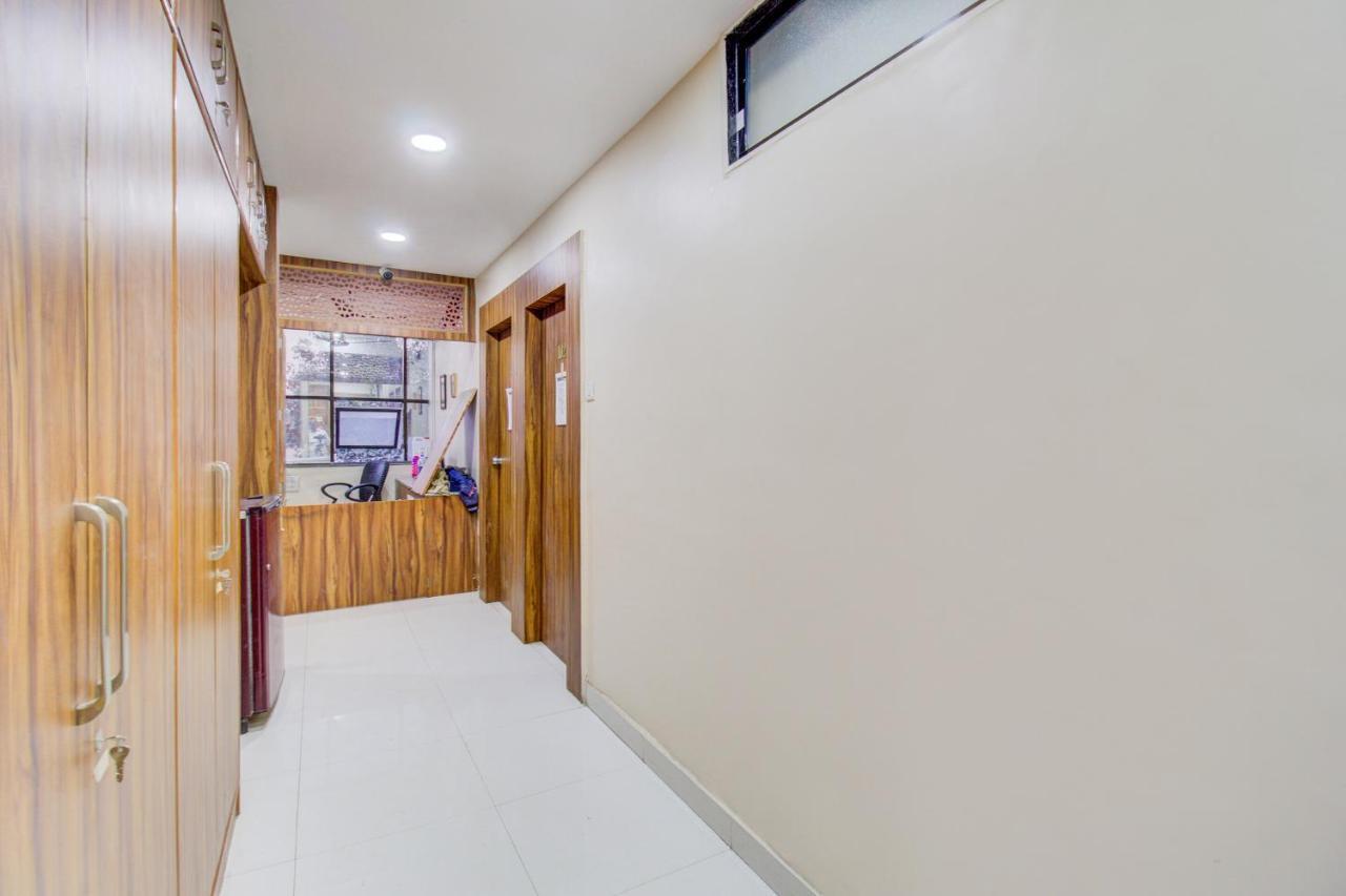 Oyo 81625 Hotel Radhika Manmad Экстерьер фото