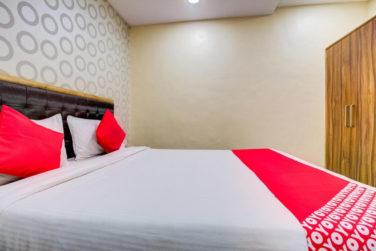 Oyo 81625 Hotel Radhika Manmad Экстерьер фото