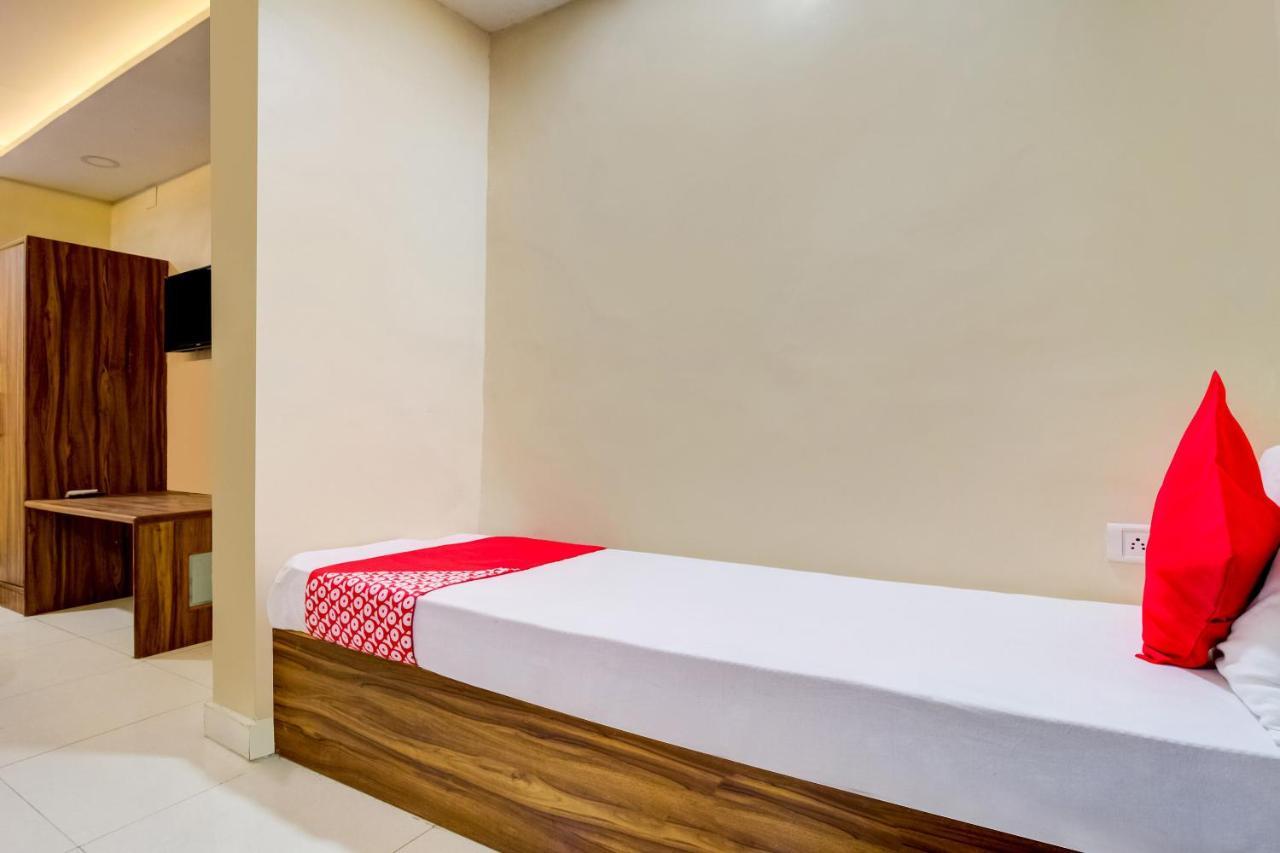 Oyo 81625 Hotel Radhika Manmad Экстерьер фото